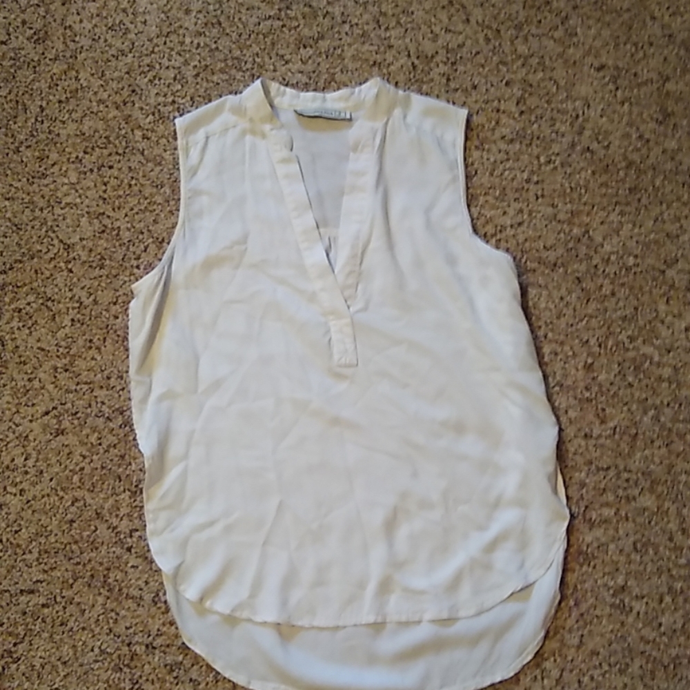 White sleeveless tunic